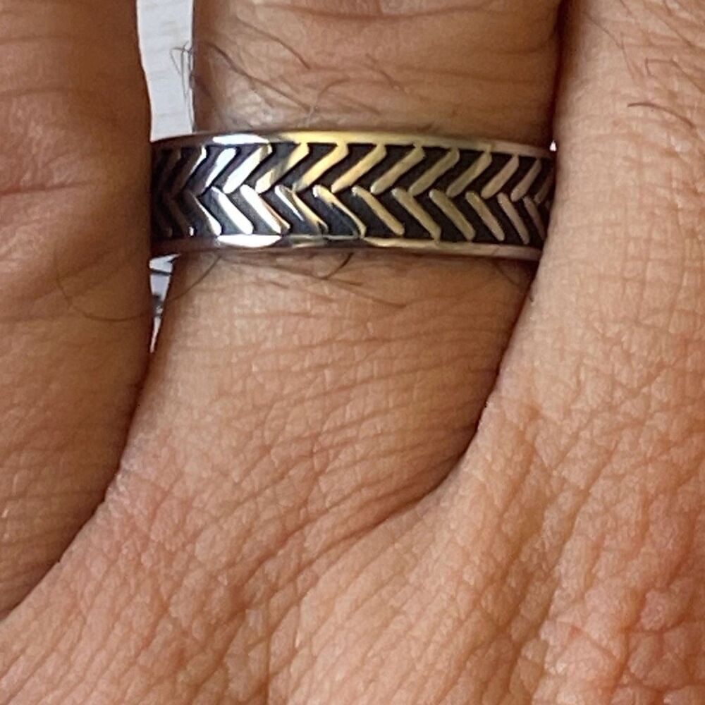 Men’s Stainless Steel Ring Size 11 Silver Tone Chevron Chain Pattern Band